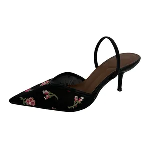 Elegantes tacones destalonados de malla negra con bordado floral rosa y punta fina