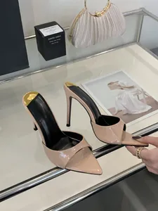 Κοντινό πλάνο από κομψά λουστρίνι nude mules με στιλέτο τακούνι και μυτερή μύτη