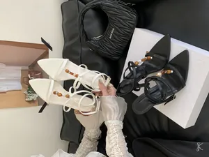 Elegante sandalen met puntige neus, T-bandje en kralen in de kleuren zwart en wit.