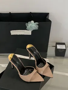 Κομψά nude mules με στιλέτο τακούνι και ανοιχτή μύτη σε συσκευασία δώρου
