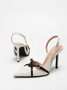 Detailansicht eleganter Stiletto-Sandalen mit spitzer Kappe in Schwarz-Beige-Farbmischung