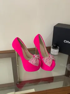 Pinkfarbene Plateau-Pumps mit glitzernder Strass-Schleife für Damen im Party-Look