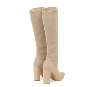 Gedetailleerd achteraanzicht van deze beige gebreide elastische laarzen met spitse neus