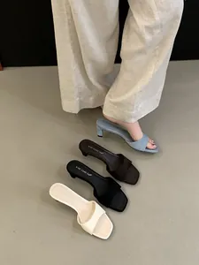 Muli moderni con tacco basso in vari colori con punta quadrata e cinturino singolo.
