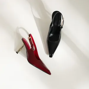 Escarpins slingback élégants à bout pointu avec talon aiguille doré en cuir verni