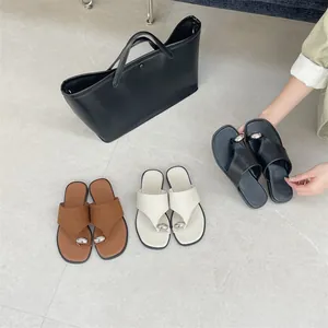 Stijlvolle retro minimalistische platte teenslippers met metalen teenring in drie kleuren