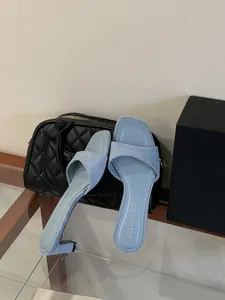 Eleganti sabot in pelle scamosciata azzurra con punta quadrata e tacco largo basso