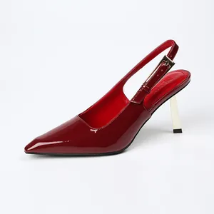 Escarpins slingback élégants en cuir verni bordeaux avec talon aiguille doré chic