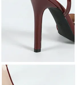 Detalle de elegante tacón de aguja rojo vino y suela de zapato negra con la talla 36
