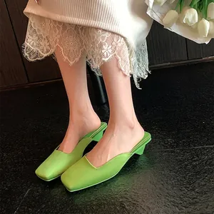 Elegantes mules verde lima con punta cuadrada y tacón de aguja con acabado satinado