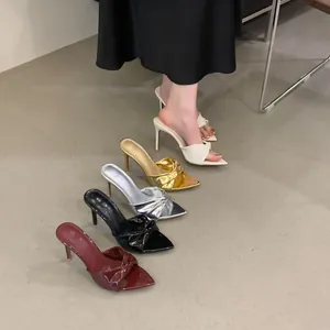 Stiletto-Sandaletten mit spitzer Zehenpartie und elegantem verdrehtem Knotendesign