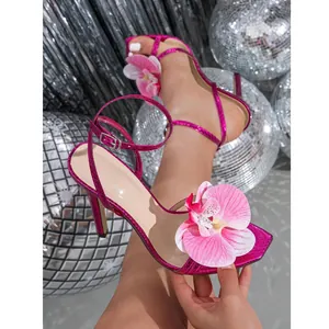 Glamoureuze fuchsia stiletto sandalen met vierkante neus en roze orchidee decor.