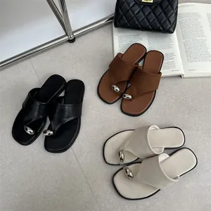 Gedetailleerd overzicht van platte vintage sandalen met metalen gesp in drie kleuren