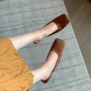 Elegantes mules de satén marrón con punta cuadrada y tacón de bloque para un look de verano chic.