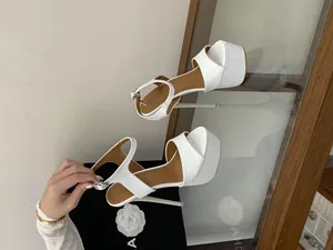 Vue détaillée des sandales à plateforme blanche de 16 cm avec bride à la cheville