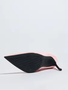 Detalle de la suela antideslizante y el tacón de aguja de estilettos en charol rosa