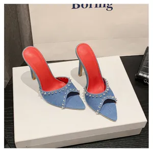 Stijlvolle denim muiltjes met hoge hakken, zilveren studs en rode binnenzolen