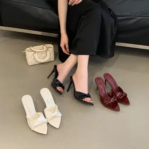 Elegante Mules mit spitzer Zehenpartie, Stilettoabsatz und Knotendetail in verschiedenen Farben