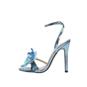 Elegante lichtblauwe slangenleer sandalen met hoge hakken en bloemendecoratie