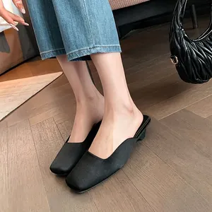 Elegantes mules negros de punta cuadrada con cómodos tacones anchos de verano