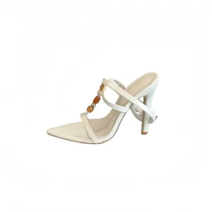 Elegante witte stiletto sandalen met amberen kralen accenten en een hak van 9 cm hoog
