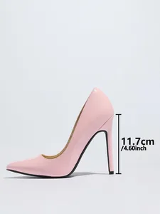 Detalle del perfil lateral de un zapato de tacón de charol rosa con tacón 11,7 cm