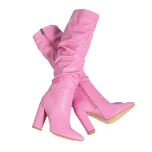 Stivali arricciati rosa alla moda per donna con punta affilata e tacco alto largo.