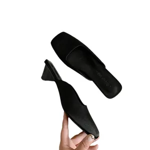 Elegantes zuecos negros de punta cuadrada con tacón grueso en gamuza suave y cómoda