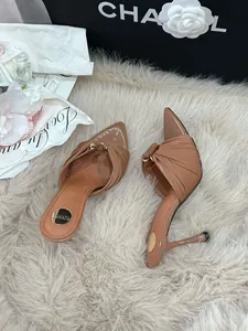 Elegante kamelfarbene Satin-Mules mit spitzer Kappe und goldenen Akzenten auf Kunstpelz