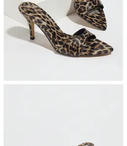 Vista dettagliata delle eleganti sabot da donna con stampa leopardata e tacco a spillo