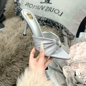 Detailansicht der eleganten silbernen Satin-Mule mit spitzer Kappe und feiner Raffung