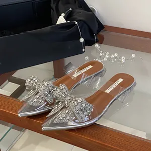 Detailansicht der Strassschleife und des Kristallabsatzes an eleganten Mules