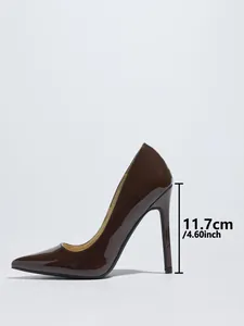 Detalle de zapato de salón en charol marrón con tacón de aguja de 11,7 cm