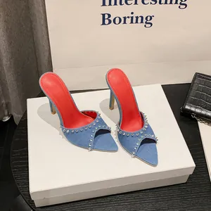 Stijlvolle denim muiltjes met hoge hak, open neus en zilverkleurige stud details