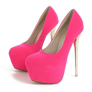 Vista lateral detallada de zapatos de plataforma en ante fucsia con tacones de aguja