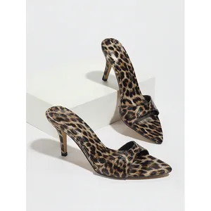 Eleganti sabot leopardati con tacco a spillo e punta affusolata