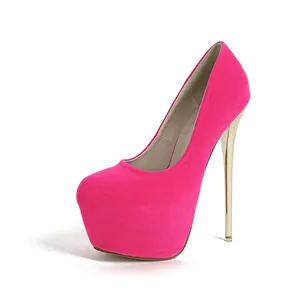 Vista lateral detallada de tacones de aguja fucsia con plataforma y tacón dorado