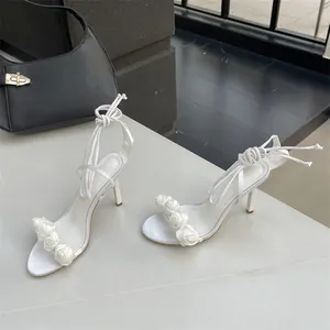 Elegante weiße Schnürsandalen mit Stoffrosendetails und hohen Stiletto-Absätzen