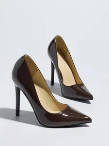 Elegantes tacones de aguja en charol marrón oscuro, ideales para la oficina y el diario.