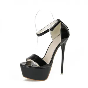 Détail de profil d'une sandale plateforme en cuir verni noir avec talon aiguille 16cm.