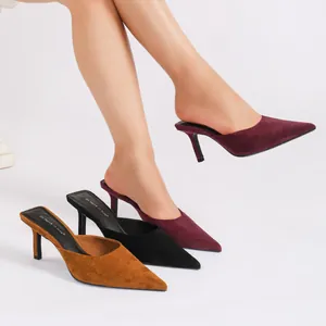 Vintage Damen-Mules aus Wildleder mit spitzer Zehenpartie und Pfennigabsatz, elegant