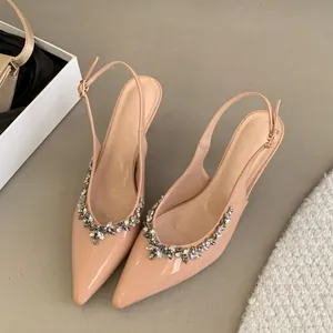Elegante nude Lackleder-Pumps mit Kristallbesatz, spitzer Kappe und Stiletto-Absatz.
