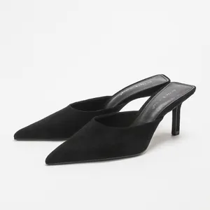 Elegante schwarze Wildleder-Mules mit spitzer Kappe und Pfennigabsatz für das moderne Büro.