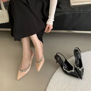 Elegante spitze Stilettos mit Strasssteinen in Schwarz und Nude-Lackleder für Damen.