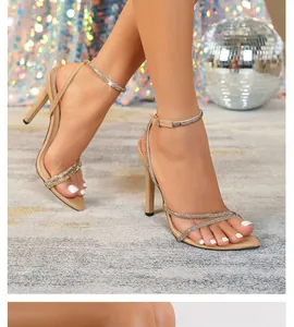 Eleganti sandali a spillo color carne con cinturini in strass e punta aperta