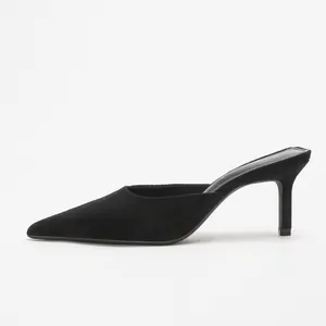 Elegante schwarze Pantoletten mit spitzer Zehenpartie und Stiletto-Absatz für Damen, Profil.