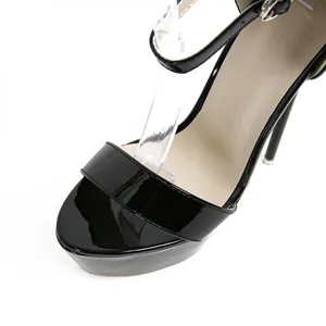 Gros plan de sandales à talons hauts à plateforme en cuir verni noir à lanières.