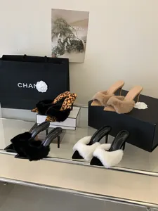 Κομψά mules με μυτερή μύτη, γούνινα λουράκια και λεπτά ψηλά τακούνια σε διάφορα σχέδια