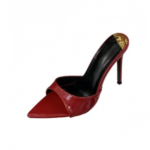 Κοντινό πλάνο με κομψά κόκκινα λουστρίνι mules με ανοιχτή μύτη και στιλέτο τακούνι