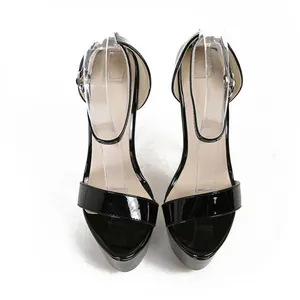 Vue de dessus d'élégantes sandales à plateforme en cuir verni noir à talons aiguilles